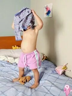 Дети снимают одежду