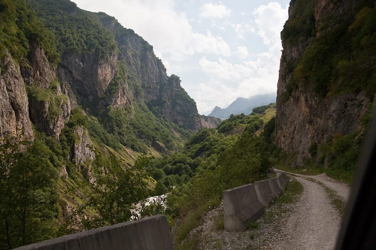Ущелье хазнидон. Ущелье значение. Хазнидонское ущелье кбр. Каньон ущелья аманауз. Хубэй ущелье силинся.
