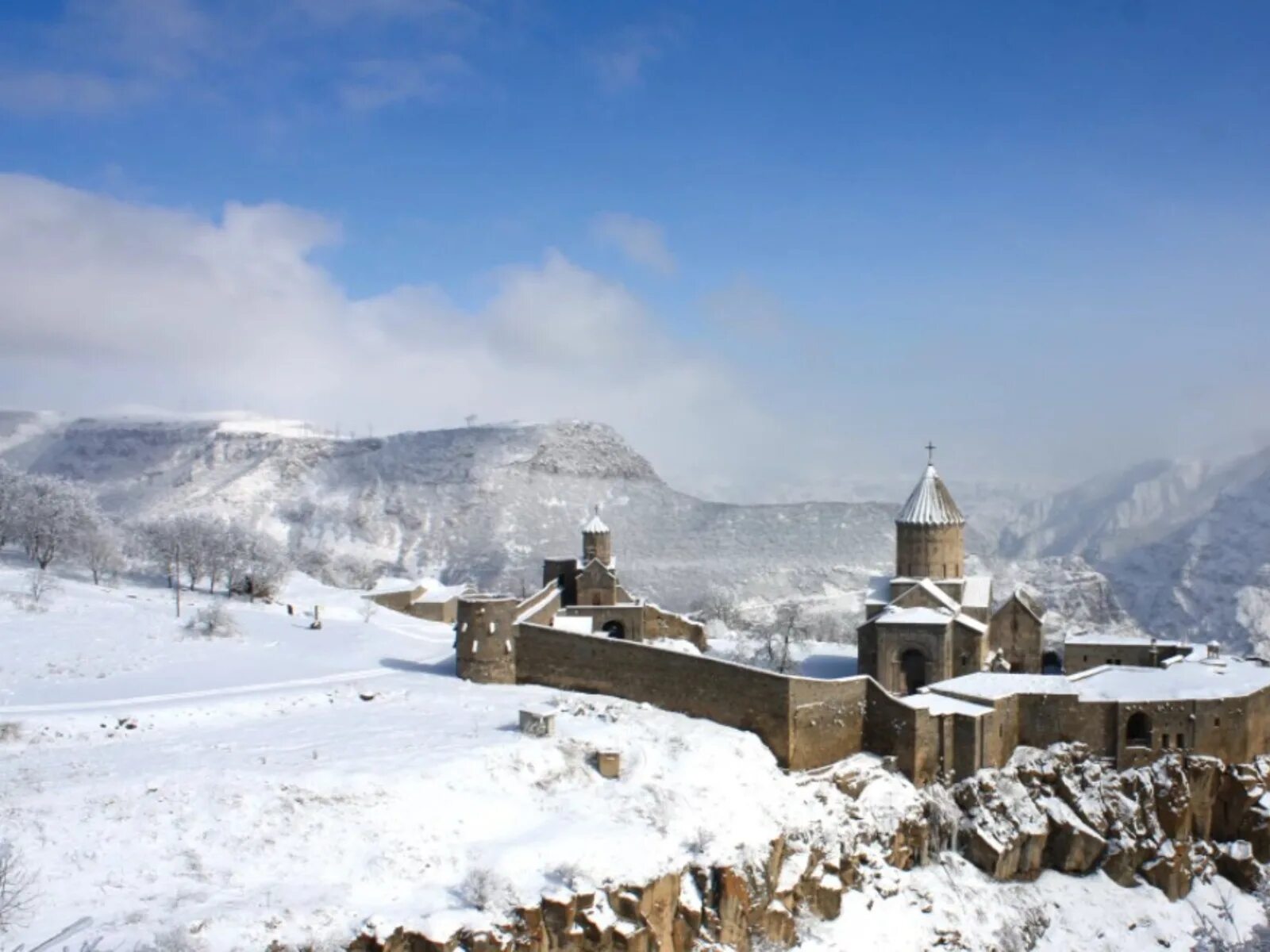 Татев монастырь в Армении зимой. Гехард монастырь Армения зимой. Монастырь Нораванк - Ереван зима. Монастырь Гегард Армения зимой.