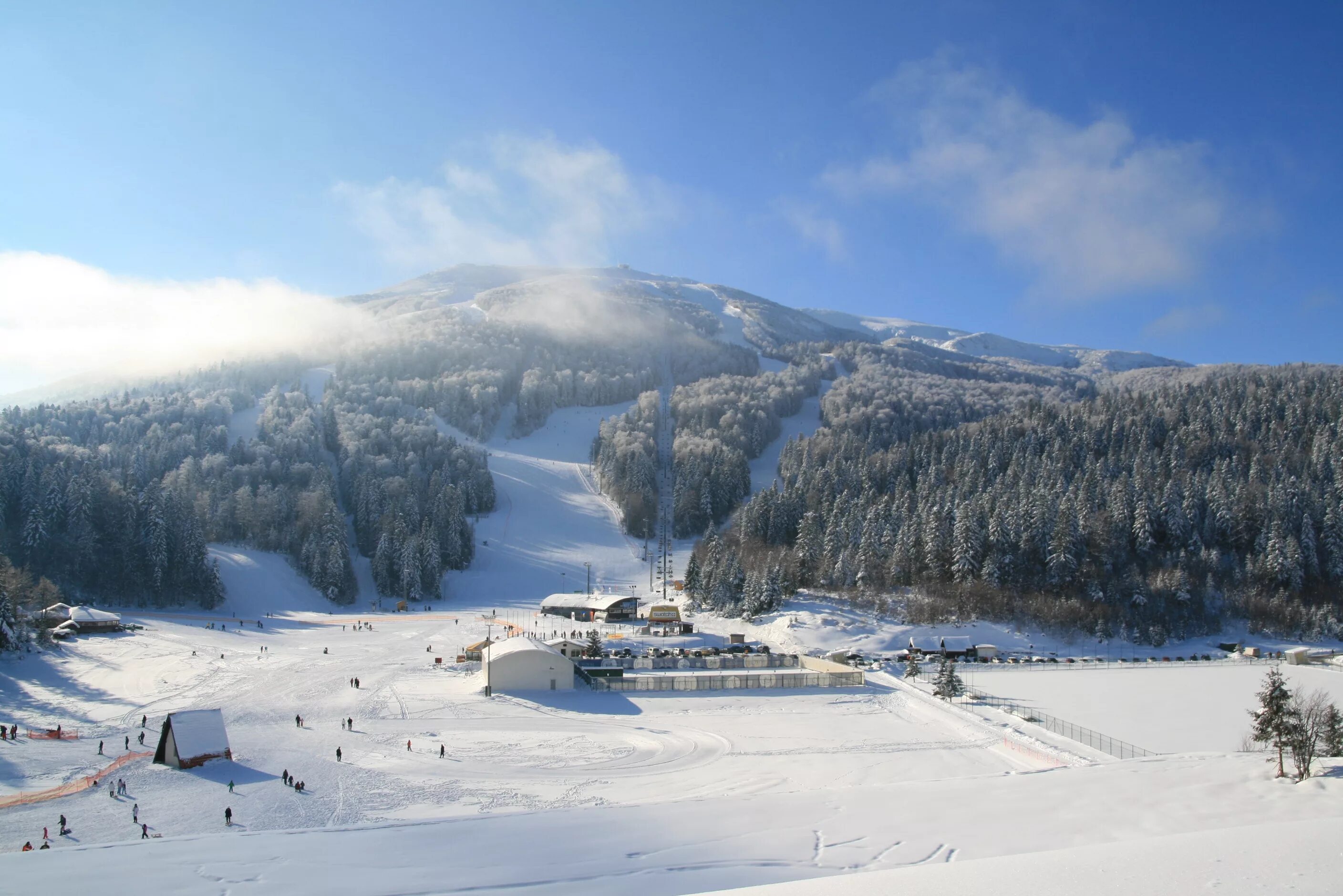 лыжи сумит фишер. кросс кантри скиинг. горнолыжный спорт. лыжник на склоне. Ski ba.