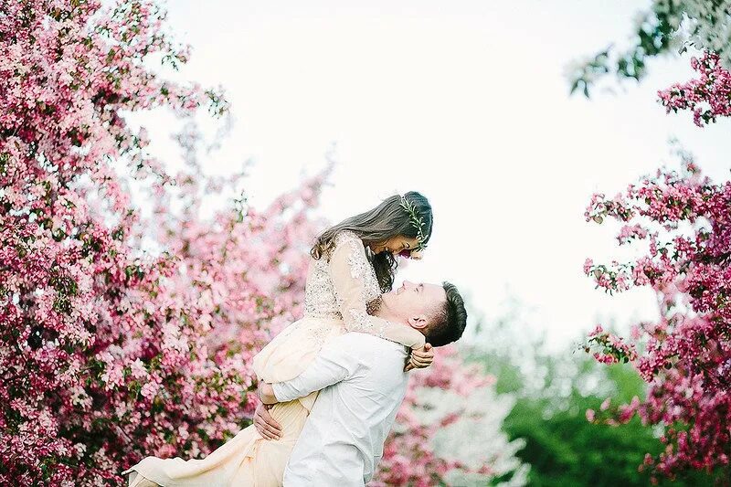 Love story flowers. Love story flowers. Романтическая фотосессия на природе. Фотосессия в ромашках. Счастливая пара.