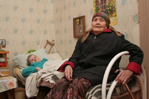 Пансионат для лежачих инвалидов. Дом престарелых для душевнобольных. Старушка старенькая в доме инвалидов. Дом престарелых для душевнобольных. Люди из дома престарелых.