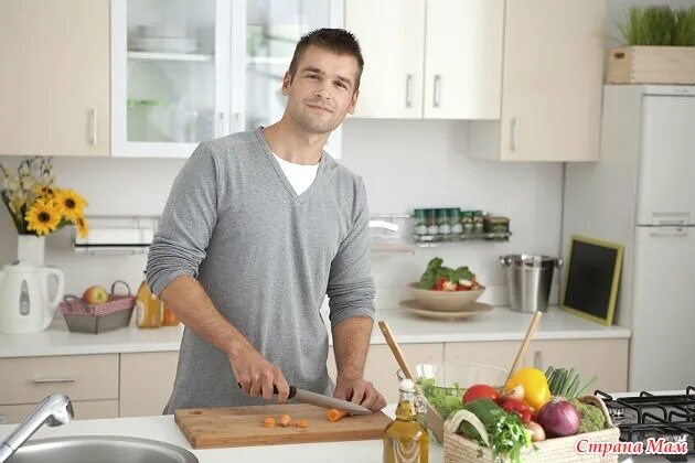 Мужчина на кухне. Мужская фотосессия на кухне. Мужчина готовит на кухне. Парень на кухне. Что будем готовить мужу