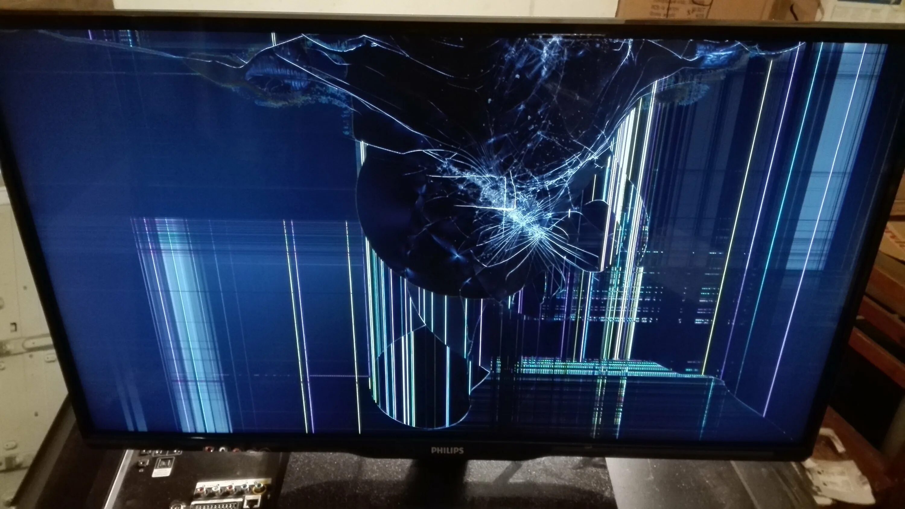 Разбили экран жк. Разбитый телевизор самсунг 65 дюймов. Разбитый монитор самсунг с24. Матрица для телевизора Samsung. Телевизор самсунг 43 дюйма с разбитой матрицей.