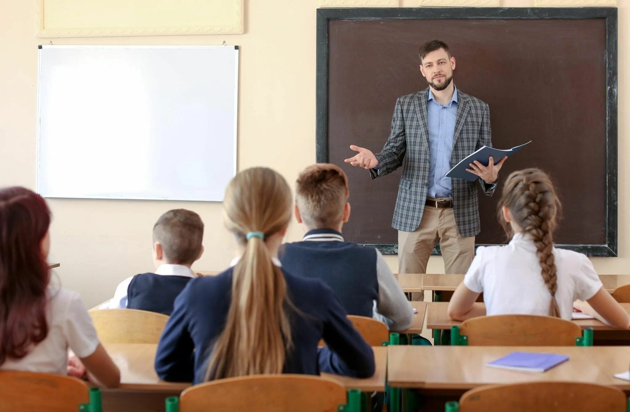 Вести с уроков в школе. Педагог и ученик. Учитель рассказывает. Учитель и ученик. Учитель в классе.