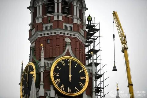 Часы куранты московского кремля на башне