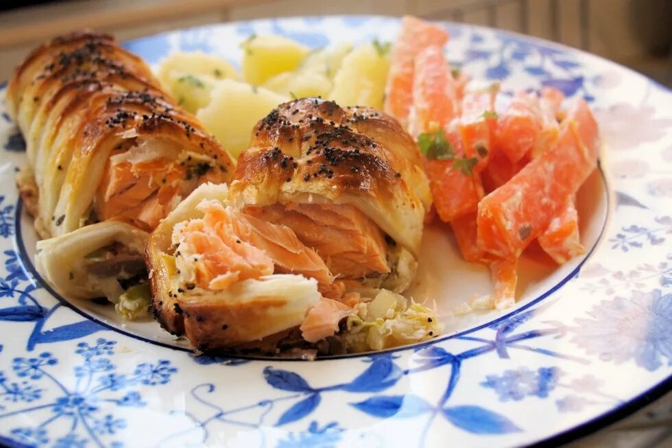 Рыба в слоеном тесте. Лосось веллингтон. Семга веллингтон. Семга со слоеным тестом. Лосось в слоеном тесте.