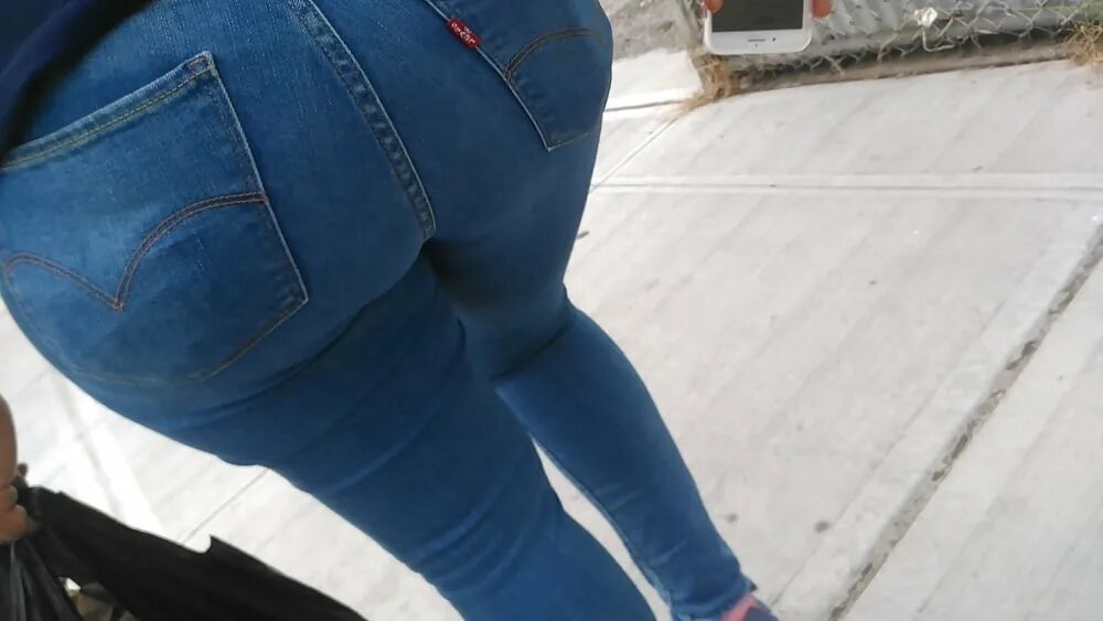Я вижу ее зад