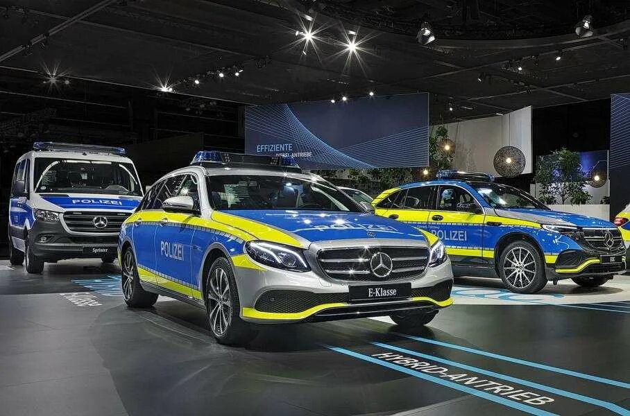 Мерседес полиция Германии. Полиция Германии машины Мерседес. Mercedes-Benz EQC полиция. Полиция Германии автомобил.