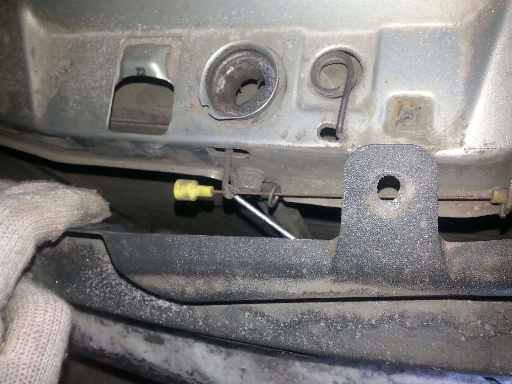 Как открыть капот калина 2. Кнопка открытия капота лада калина. Калина 1118 открытый капот. Как открыть капот калина 2. Трос открывания капота калина 1.