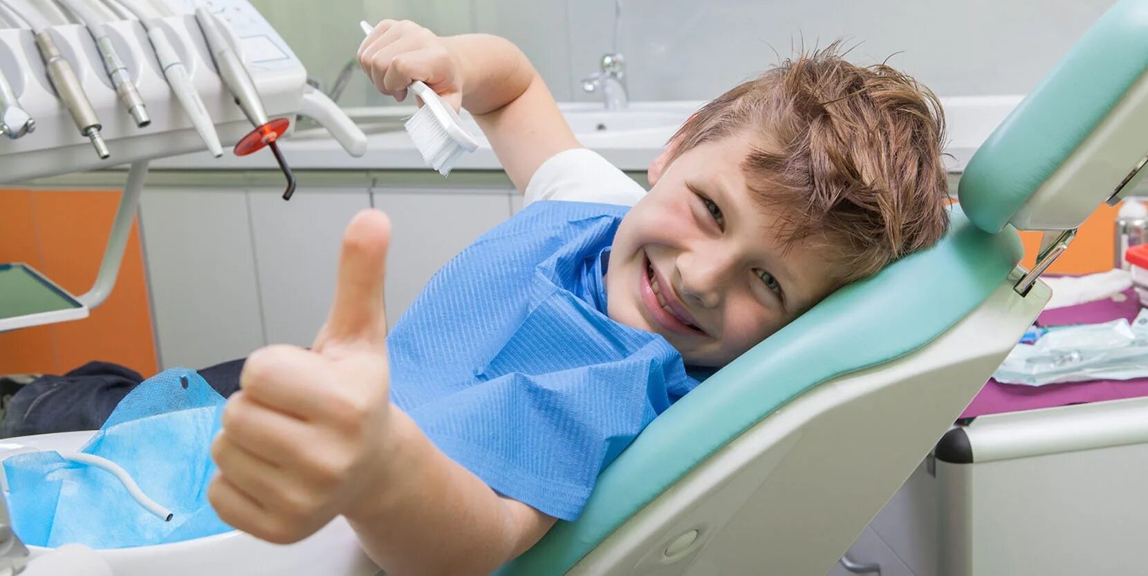 Детская стоматология 1 телефон. Ребенок в стоматологическом кресле. Ребенок у стоматолога. Стоматология дети. Стоматология детская ребёнок.