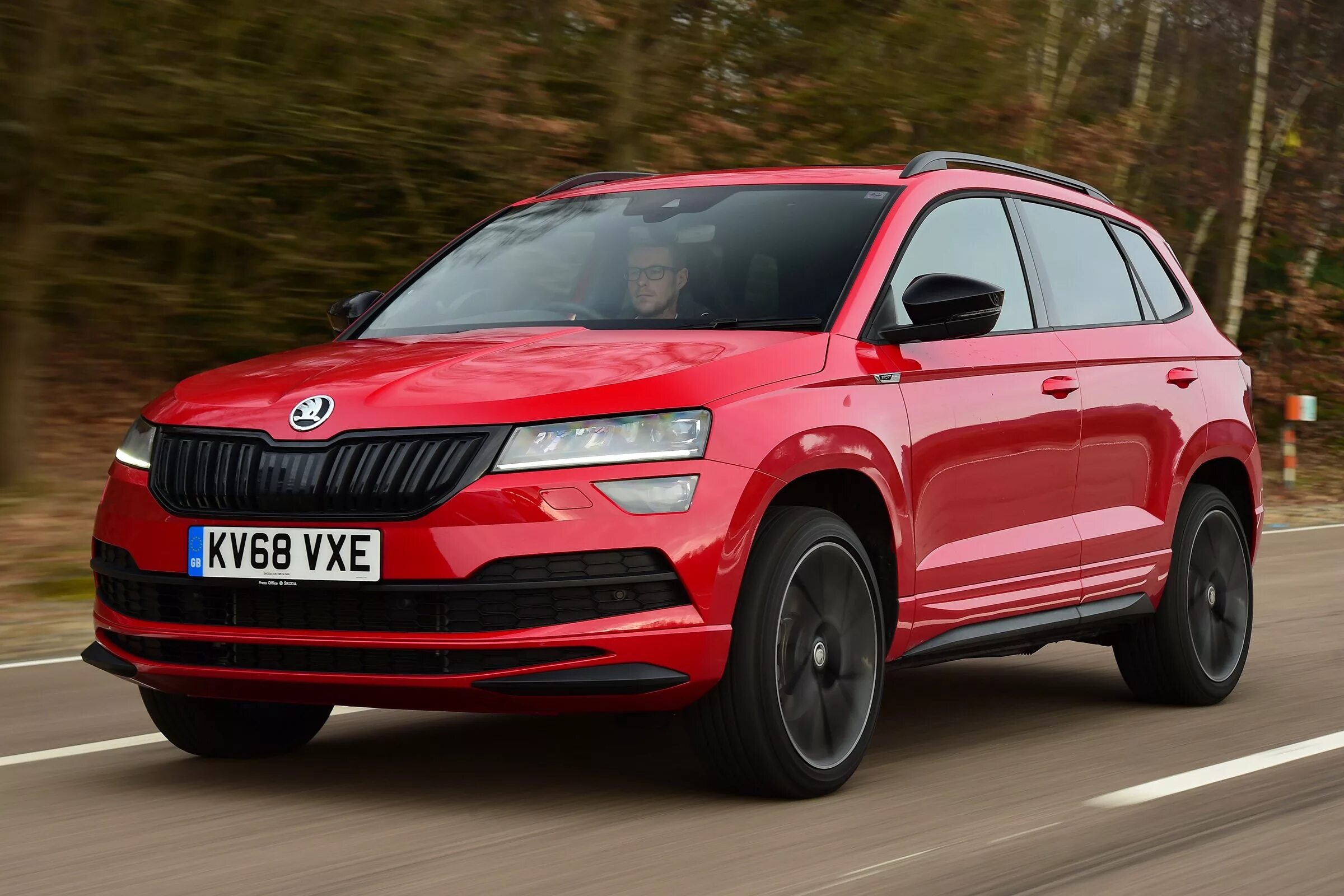 Karoq. Škoda karoq кроссовер. шкода карок 2025. skoda karoq vrs. skoda karoq красный.