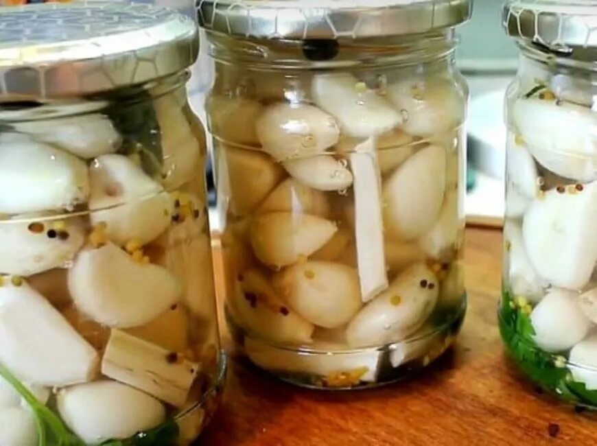 Маринованные чеснок рецепты приготовления на зиму. Консервированный чеснок. маринованный чеснок зубчиками. чеснок в маринаде. маринованный чеснок в банке.
