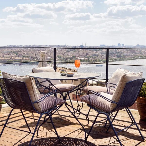 Soho house istanbul. Soho house istanbul бассейн. Soho ресторан стамбул. Ресторан cecconi стамбул. Ресторан cecconi стамбул.