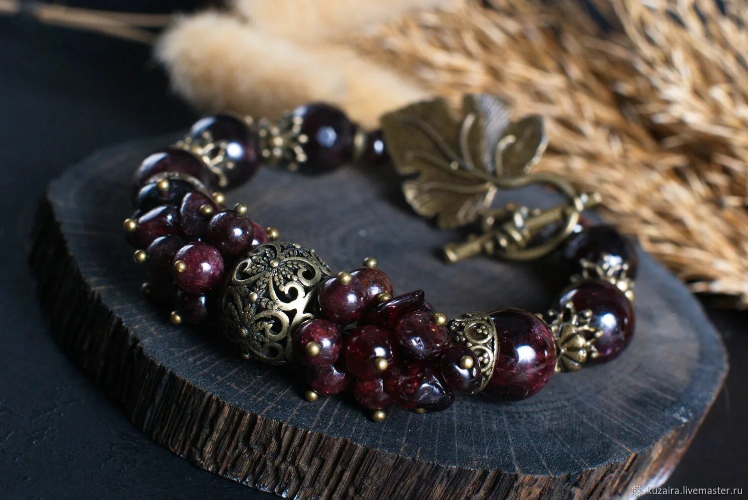 браслет из натурального граната. браслет натуральный гранат альмандин. браслеты из натуральных камней граната. необычные браслеты из натуральных камней. мужской браслет из граната.