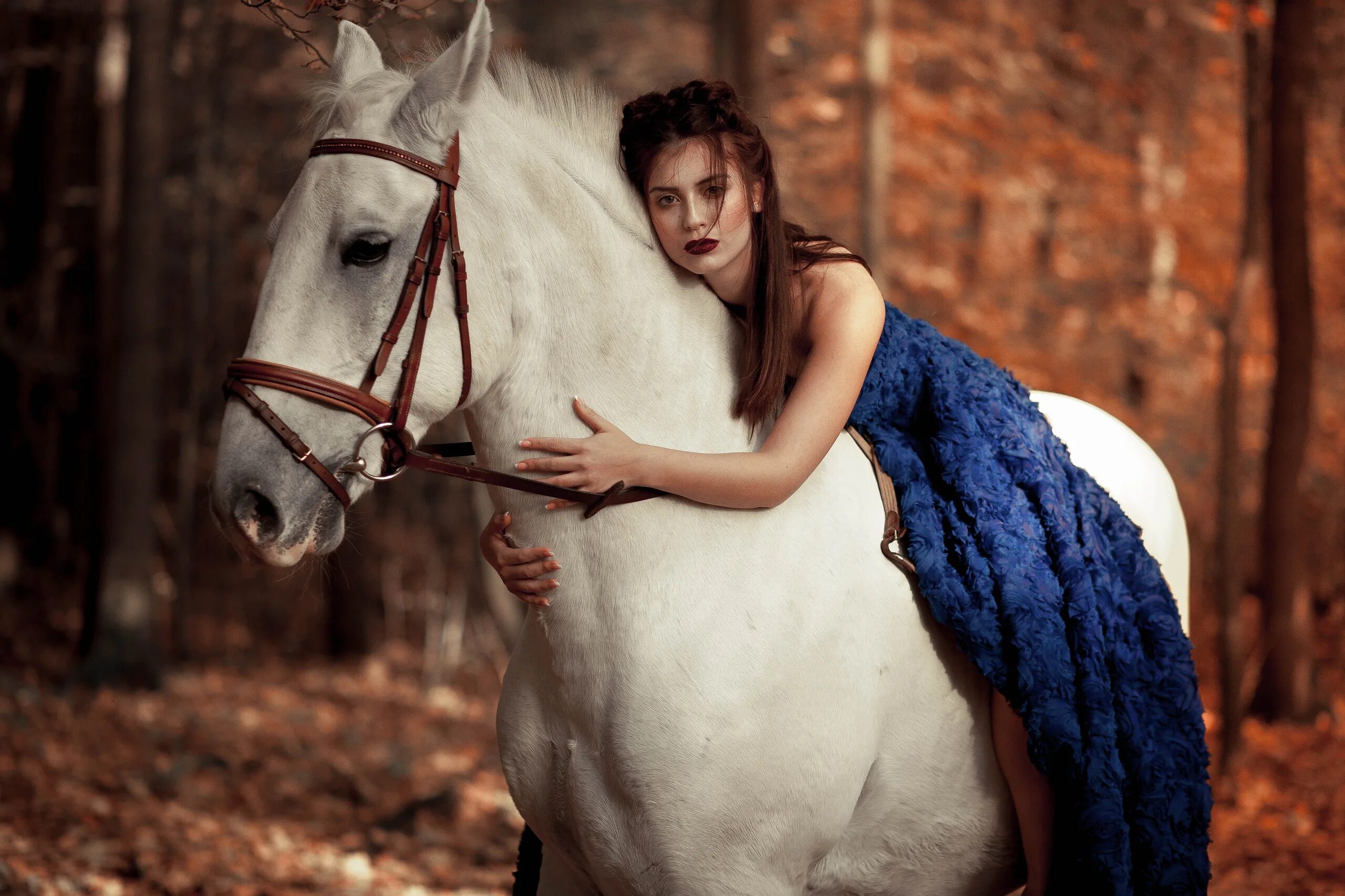 Фотосессия с белой лошадью. Девушка с лошадью. Девушка на коне. Фотосет с лошадью.