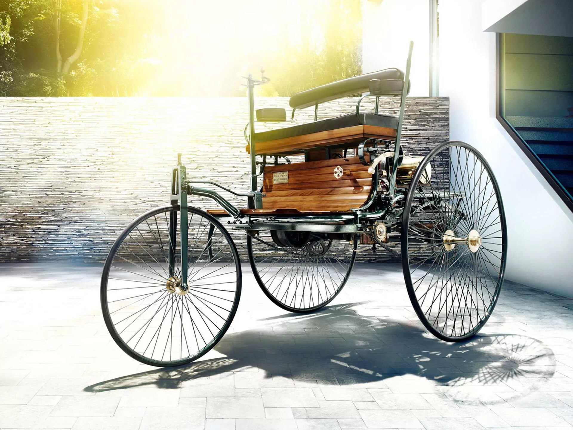 Марка 1 автомобиля в мире. Benz Patent-Motorwagen 1886 года. Mercedes Benz 1886. Первый автомобиль Мерседес Бенц. Самый первый Мерседес 1885.