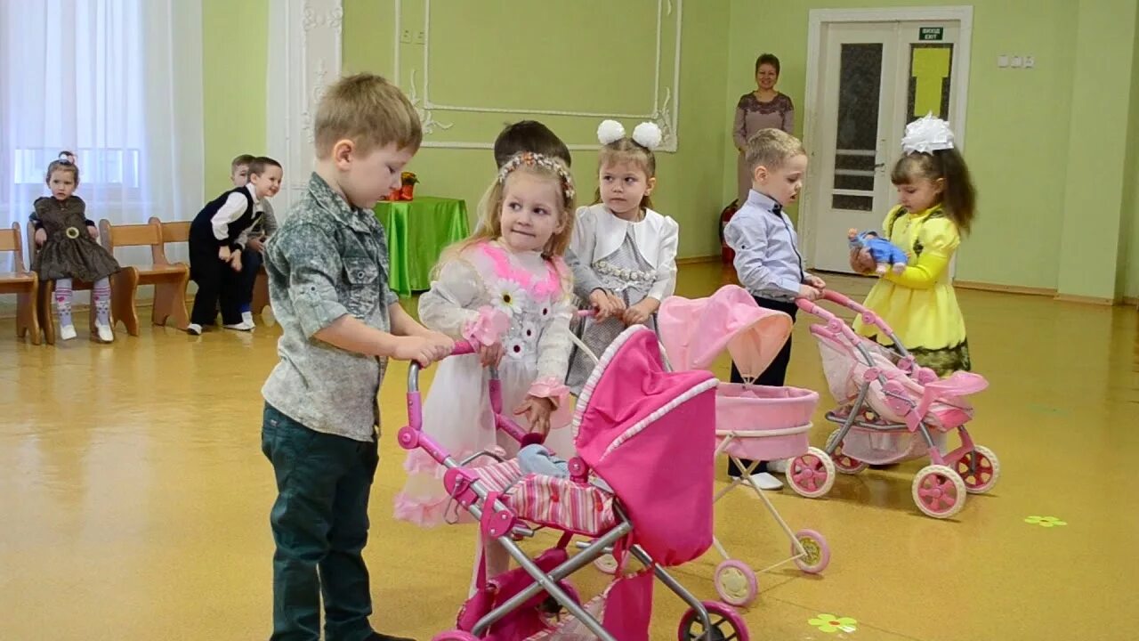 Танец с колясками на 8 марта в детском саду видео. Танец с колясками в детском саду. Веселый танец на 8 марта в детском саду. Танец с колясками в детском саду видео. Шуточный танец на 8 марта в детском саду.
