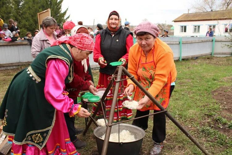 Карга боткасы. Башкиры каргатуй. карга боткасы (воронья каша). башкирский праздник воронья каша. башкирский праздник грачиная каша.