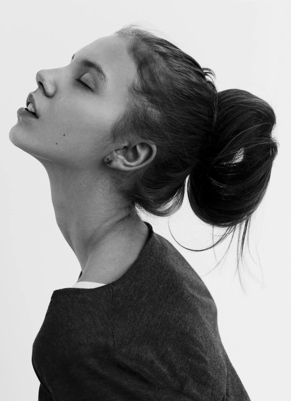 Женщина в профиль. Модель шея. Фотомодель шея.
