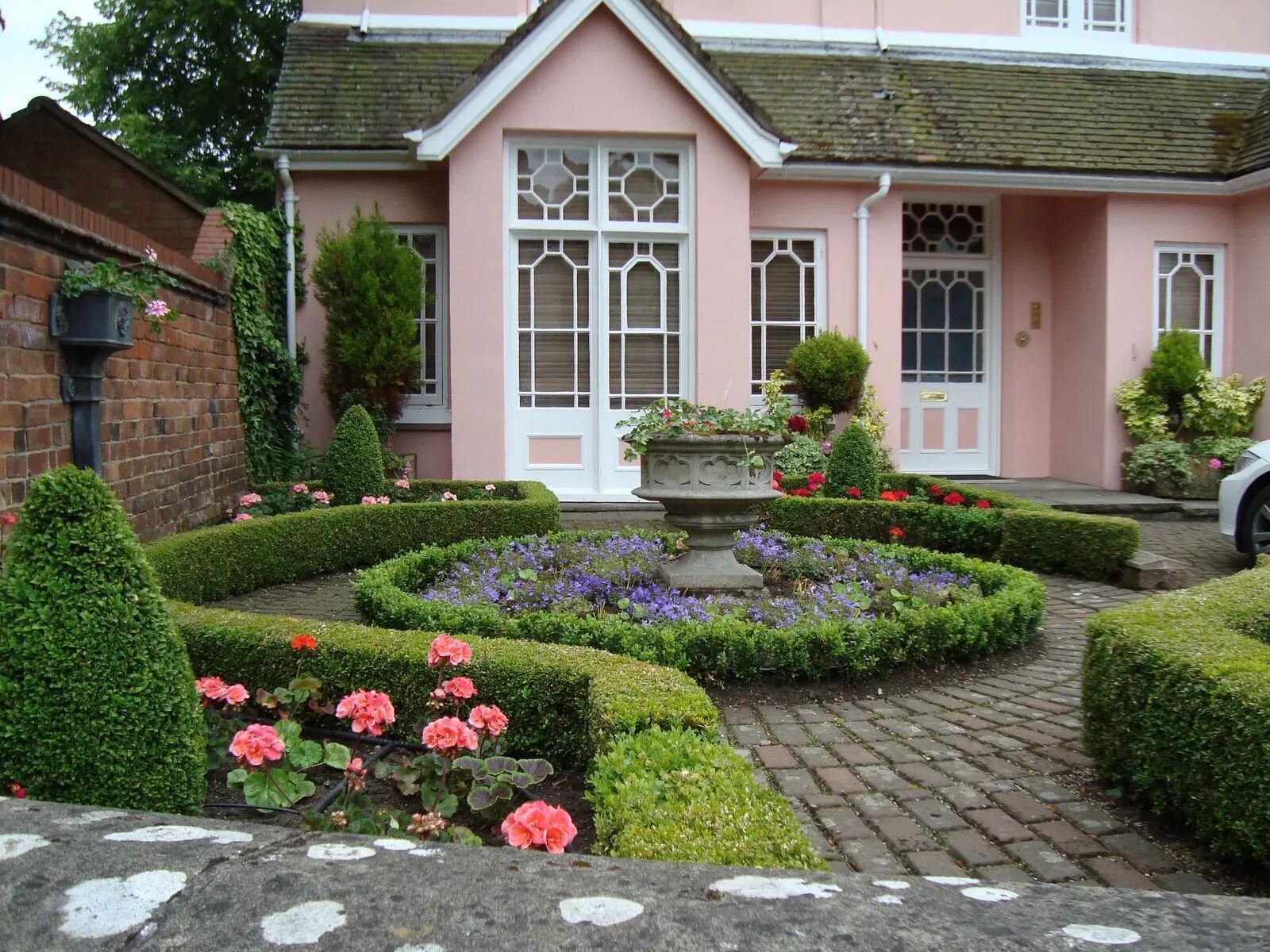 Фото ландшафтного дизайна в загородном доме. Палисадник перед домом Англия. Гарден Хаус ландшафт. Палисадник Энфилд. Палисадники в Голландии.