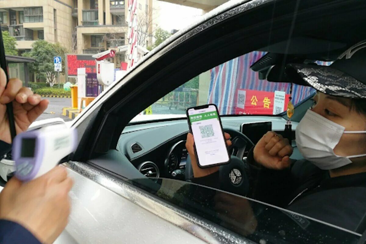 Следить за скорыми. Слежка из машины. Call центр медицинский. Подросток со смартфоном. Автомобиль скорой помощи.