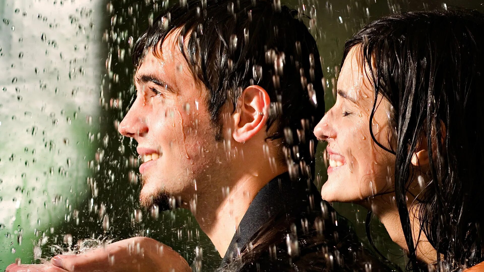Под дождем. Человек под дождем. Мужчина под дождем. Мужчина и женщина под дождем.