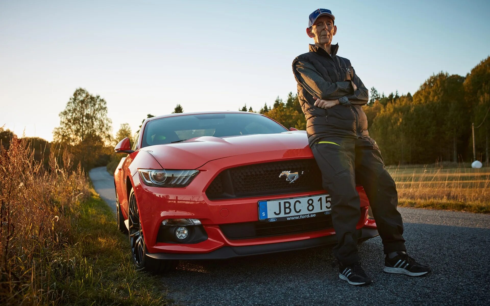 Riding in my sports car. Ford Mustang Мэдисона. Мужчина около машины. Человек возле машины.