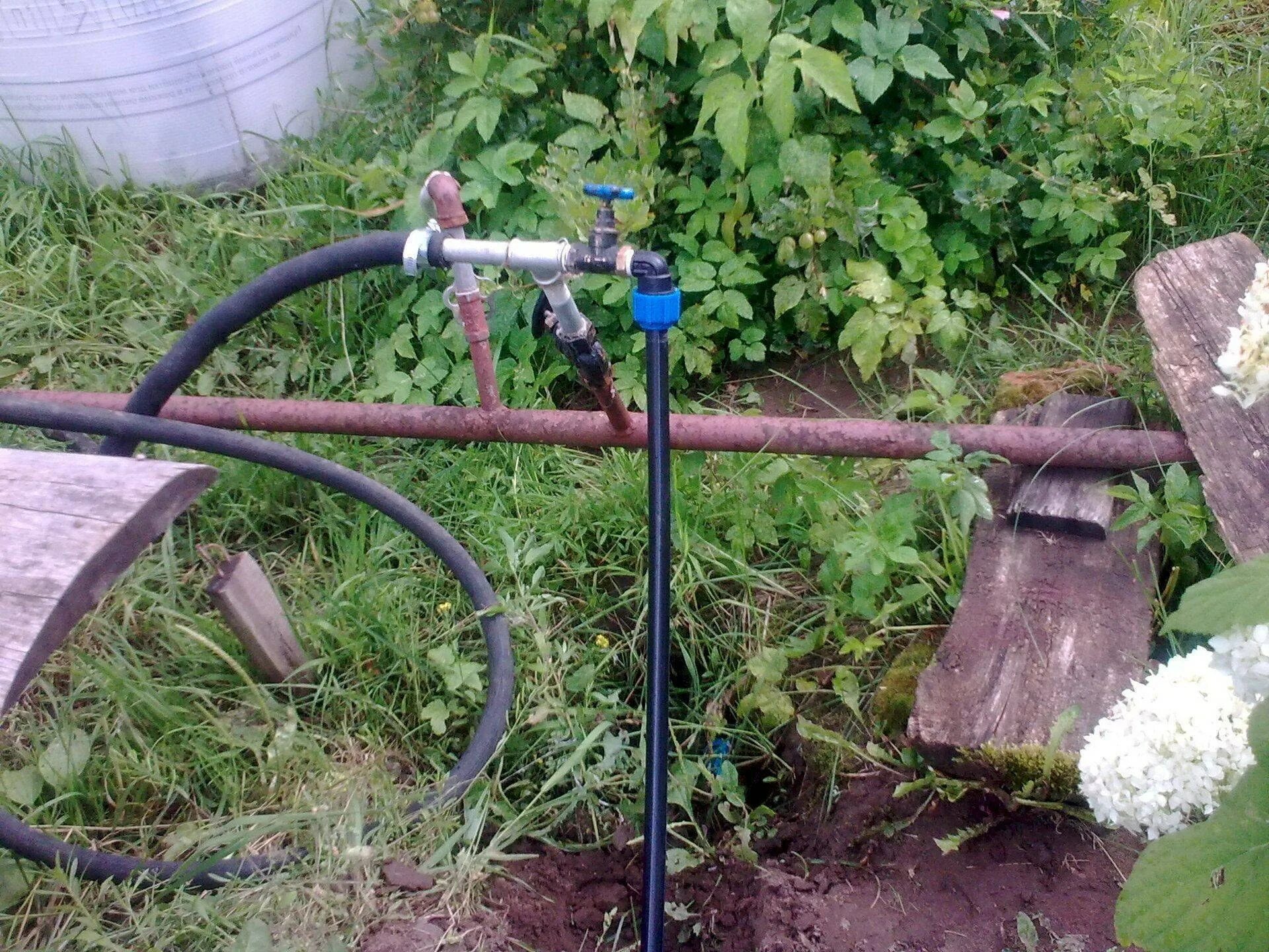 Водопровод на даче. Как сделать кран на даче. Сборка муфты пнд трубы для водопровода на даче. Водопровод для полива на даче. Уличный кран для воды на даче.