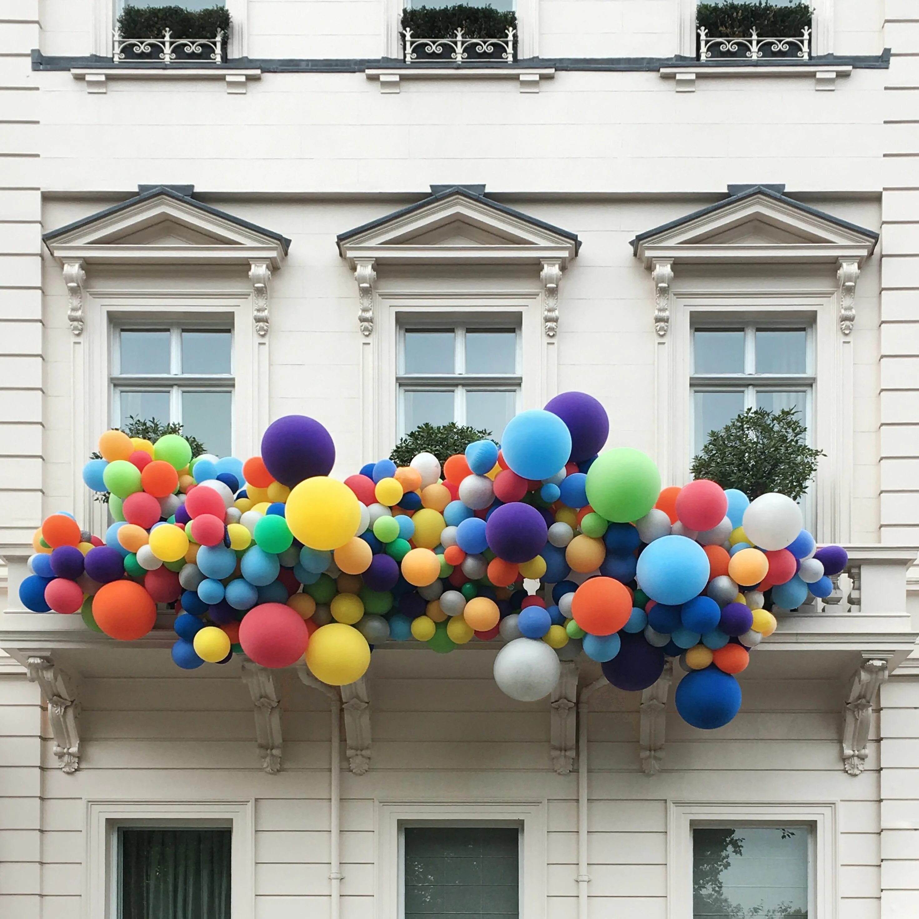 Шары гирлянды украшения. Гирлянда из шаров. Гирлянда из шаров на фасад. Украшение фасада шарами. Украшение окон воздушными шарами.