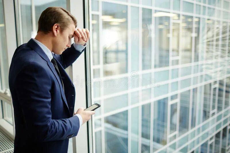 Мужчина возле окна. Бизнесмен у окна небоскреба. Бизнесмен смотрит в окно. Мужчина у окна. Бизнесмен со спины.