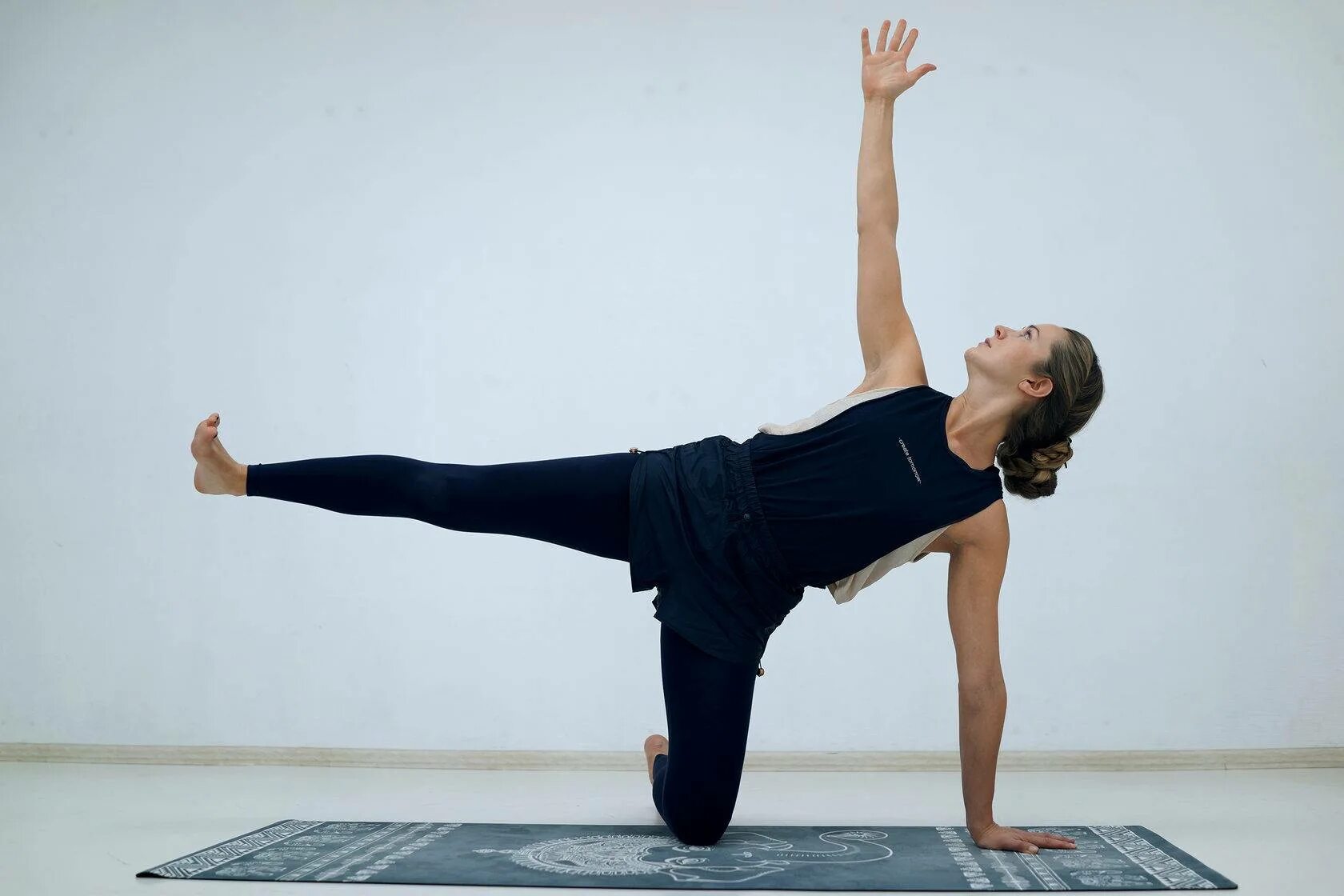 Супта ардха чандрасана. Ардха чандрасана айенгар. Ардха чандрасана айенгар. Ардха чандрасана айенгар. Поза полумесяца ардха чандрасана.