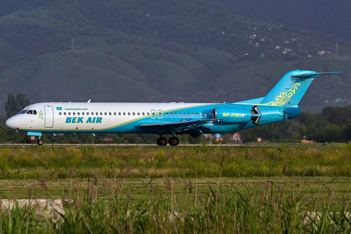 Айр казахстан. Фоккер 100. Fokker 100 bek Air. Bek Air авиакомпании Казахстана. Фоккер самолет Казахстан.