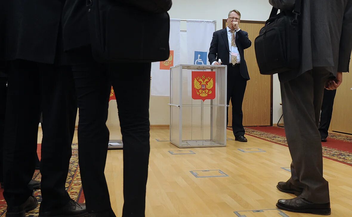 Выборы гоу. Наблюдатели на выборах. Международные наблюдатели на выборах. Наблюдатели на выборах в Москве из Армении. Где сидят наблюдатели на выборах.