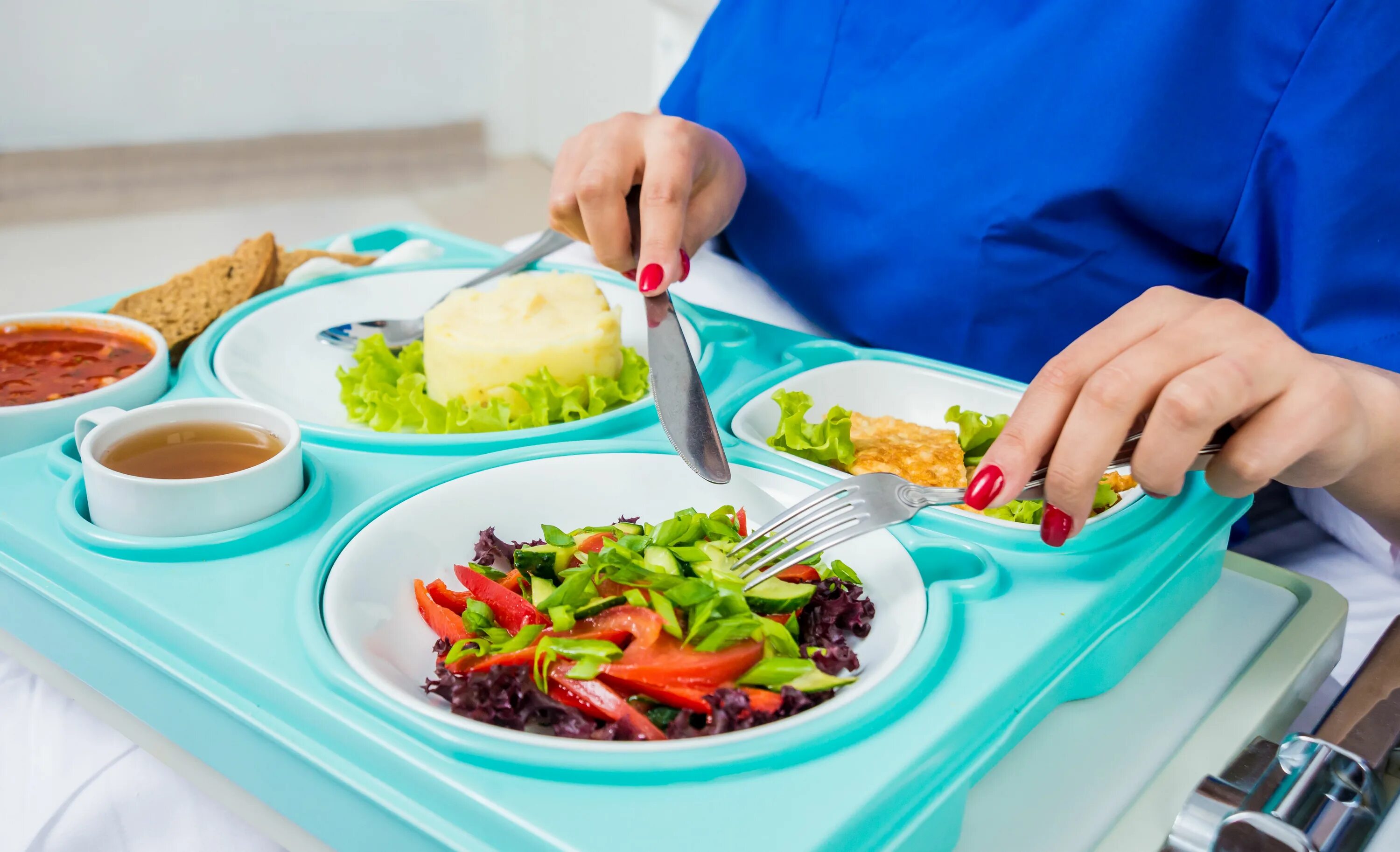 Фуд серф. The food Hospital. Hospital Tray for food. Фото студента в спецодежде с блюдом диетического питания. Tray photo.