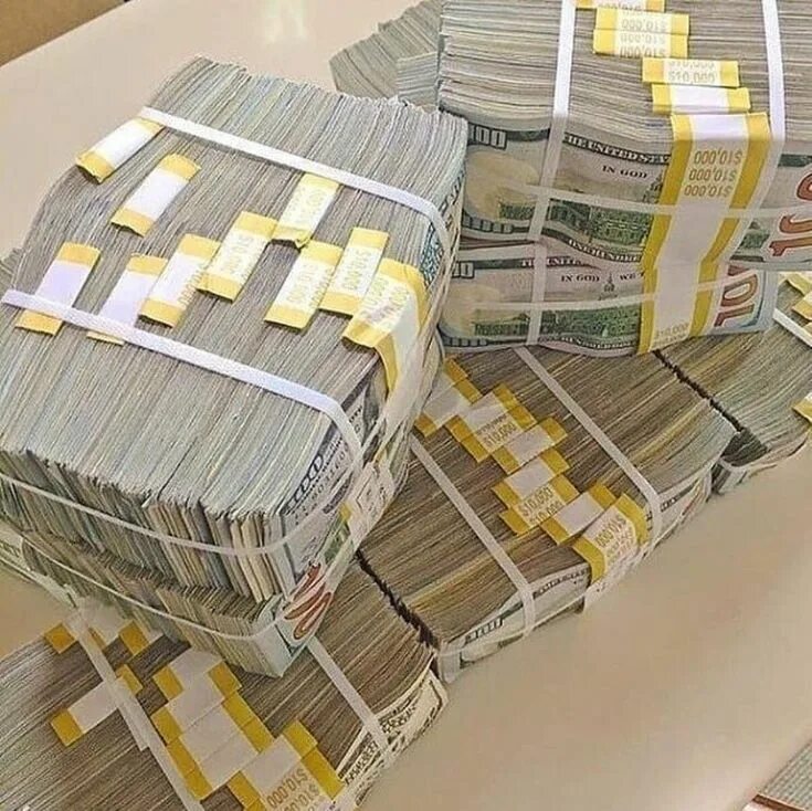 800 000 долларов. Большие деньги пачками. Огромная стопка денег. 800 000 долларов. Огромная стопка денег.