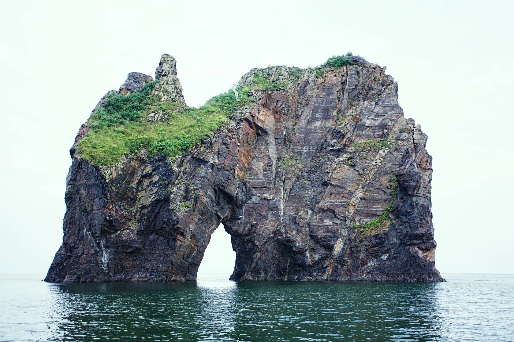 Шантарские острова где. Шантарские острова скалы. Шантары Шантарские острова. Хабаровск Шантарские острова. Шантарские острова арка.