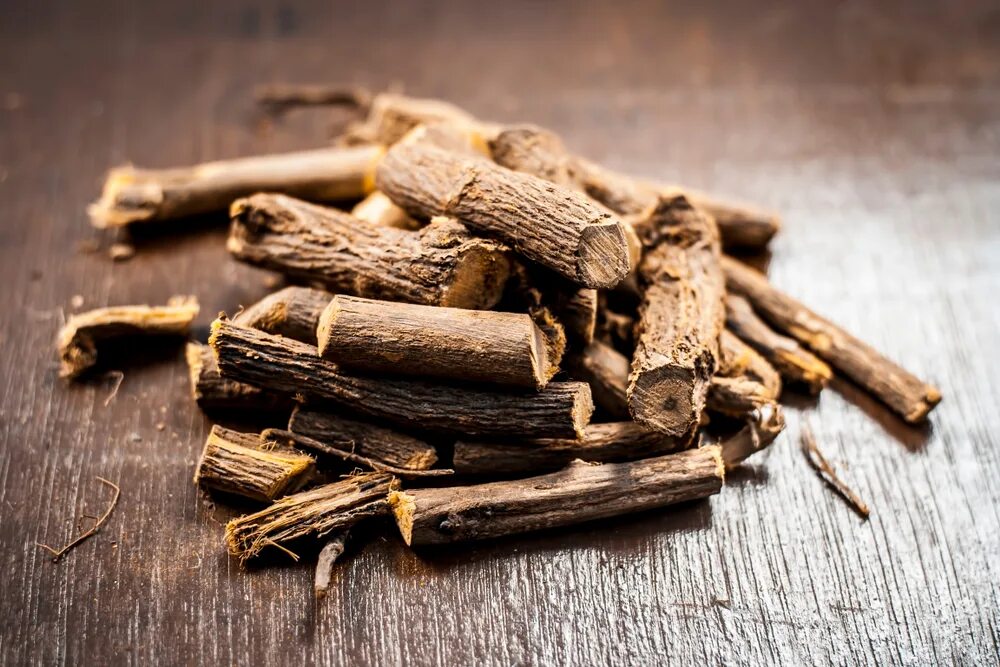 Dgl солодка. Корень солодки (Licorice roots). Glycyrrhiza glabra корень солодки. Glycyrrhiza glabra （Licorice）root. Лакрица из корня солодки.