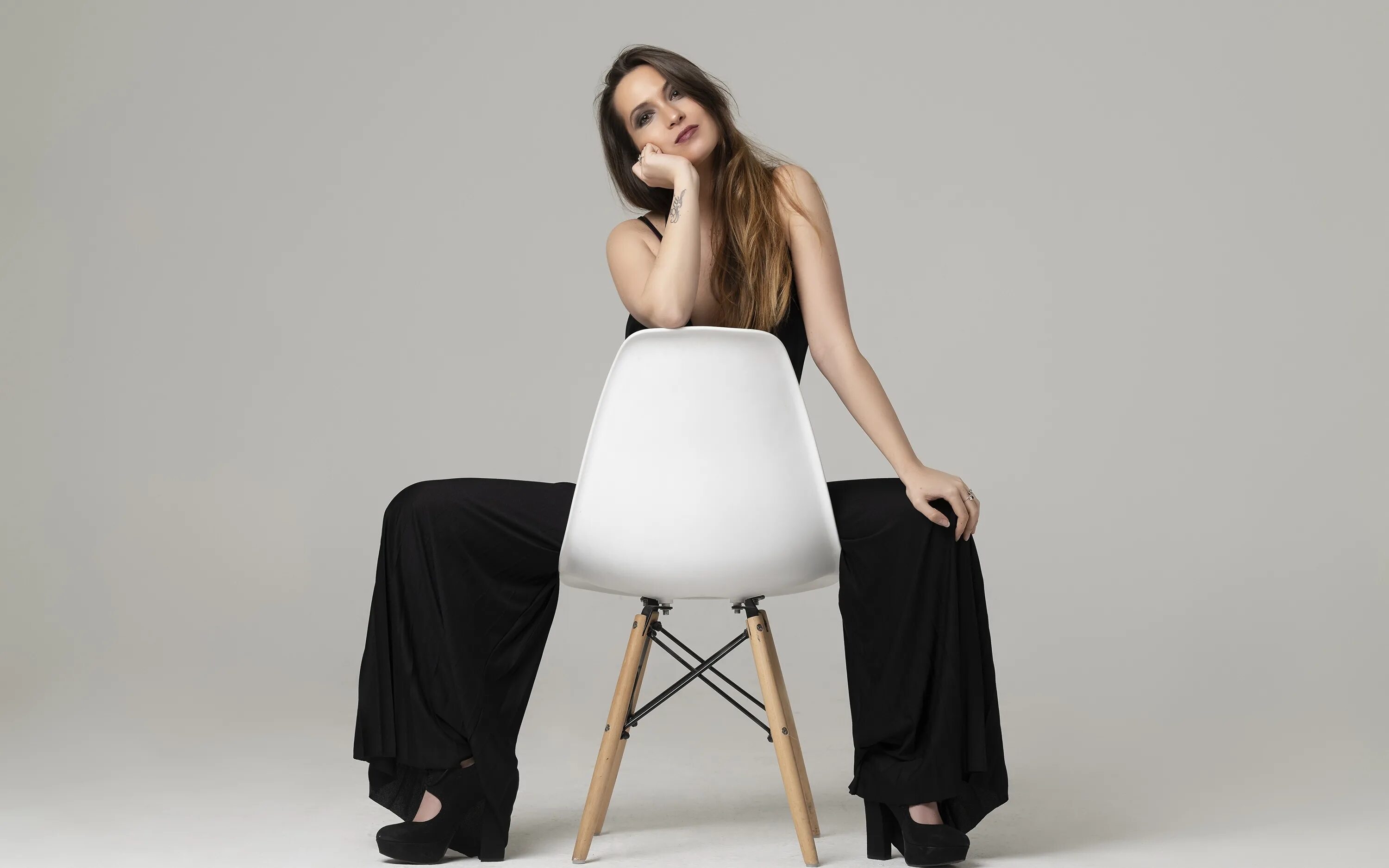 оливия палермо фотосессии. позы на кресле. фотосессия девушки в студии. девушка сидит. фотосессия стул девушка.