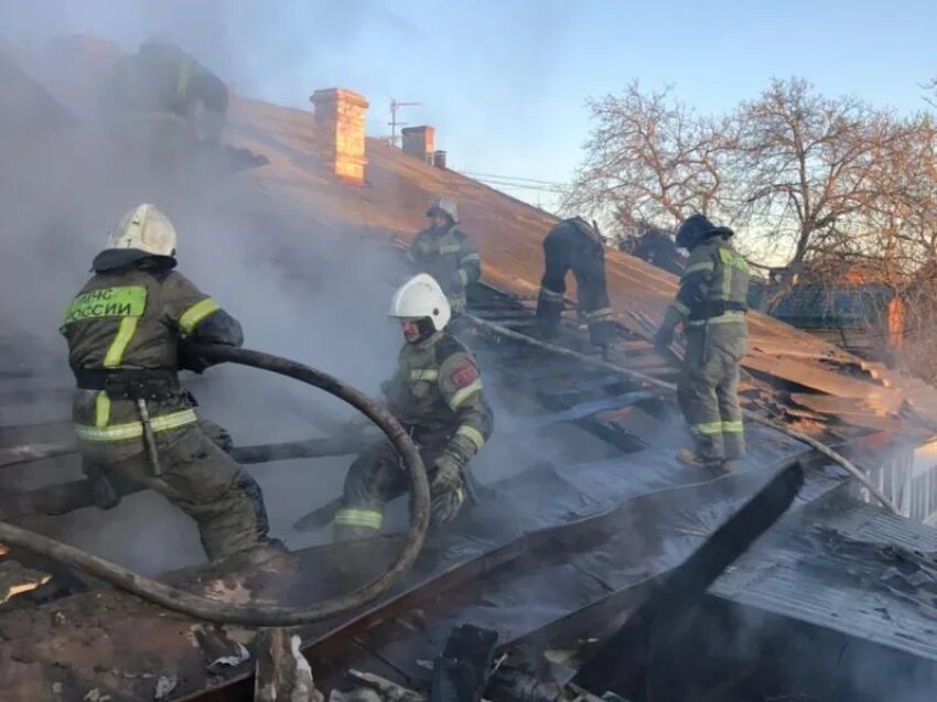 Пожар в Краснодаре. Тушение пожара в жилом доме. Пожарные Краснодара. Пожар в Краснодарском крае. Пожар в каневской