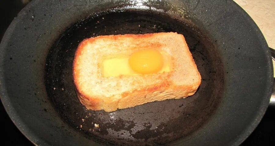 Яичница с хлебом на сковороде. Яичница в хлебе. Бутерброды с яйцом на сковороде в хлебе. Яйцо в хлебе на сковороде. Пошаговый рецепт хлеба на сковороде