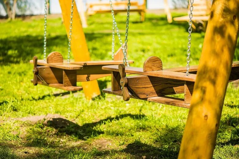 Занятия на качелях. Использует качели. Качели во дворе. На качелях любви. Качели для детей с ограниченными возможностями.