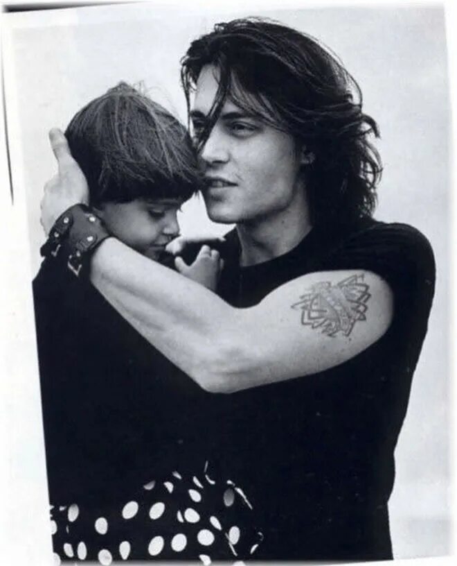 Мужчина с племянницей. Джонни Депп 1992. Джонни Депп в молодости. Bruce Weber Johnny Depp. Фото Джонни Деппа с племянницей.