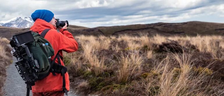 Путешествия природа. Фотографии путешествий. Поход в горы. Турист с рюкзаком в горах. Картинки люди путешествуют.