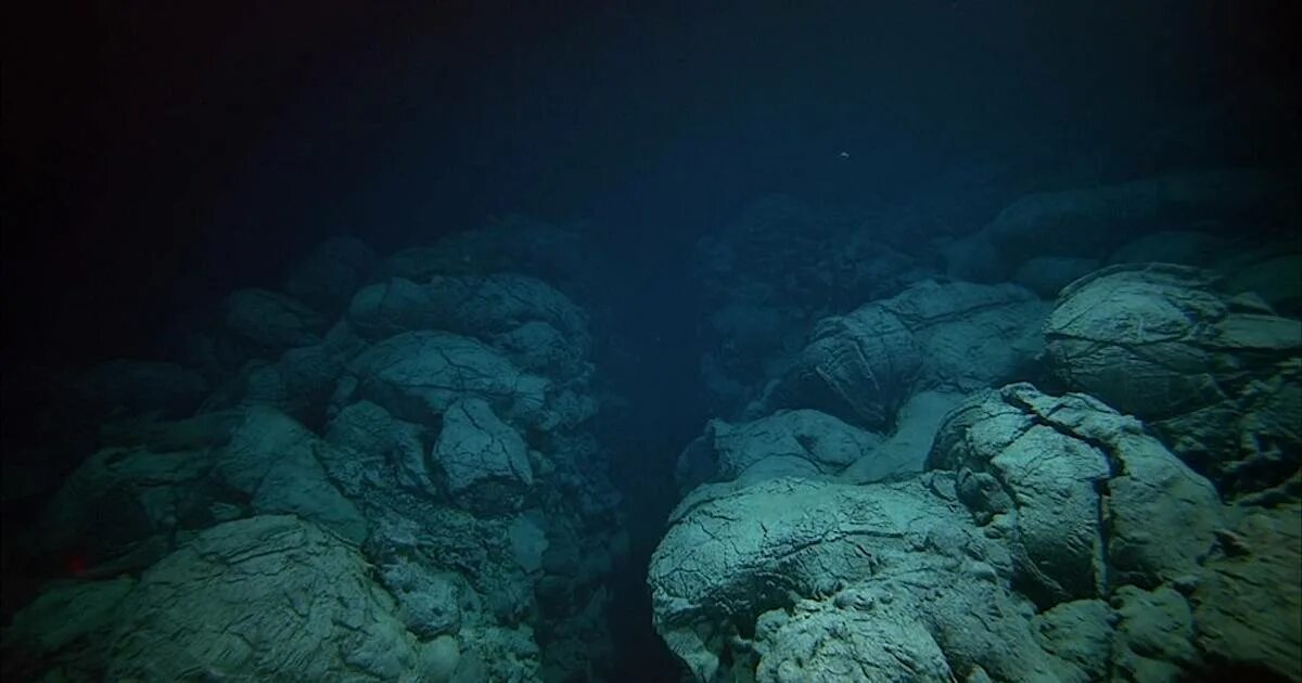 Бездна челленджера в марианской впадине. Deepsea challenger батискаф. Сенот ангелита. Океан под водой. На глубине в самых низах.