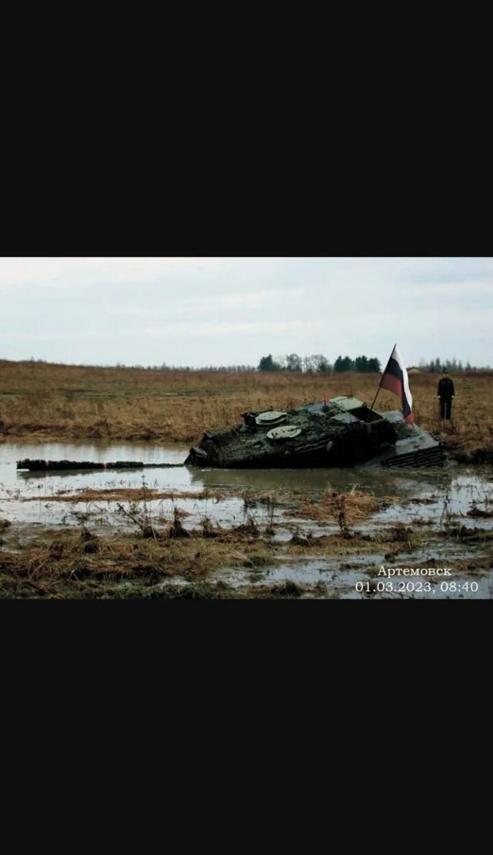 Танк утонул. Затонувшие танки в болотах. Утопленный танк на Украине. Утопили танк леопард. Немецкие танки утонувшие в болото.