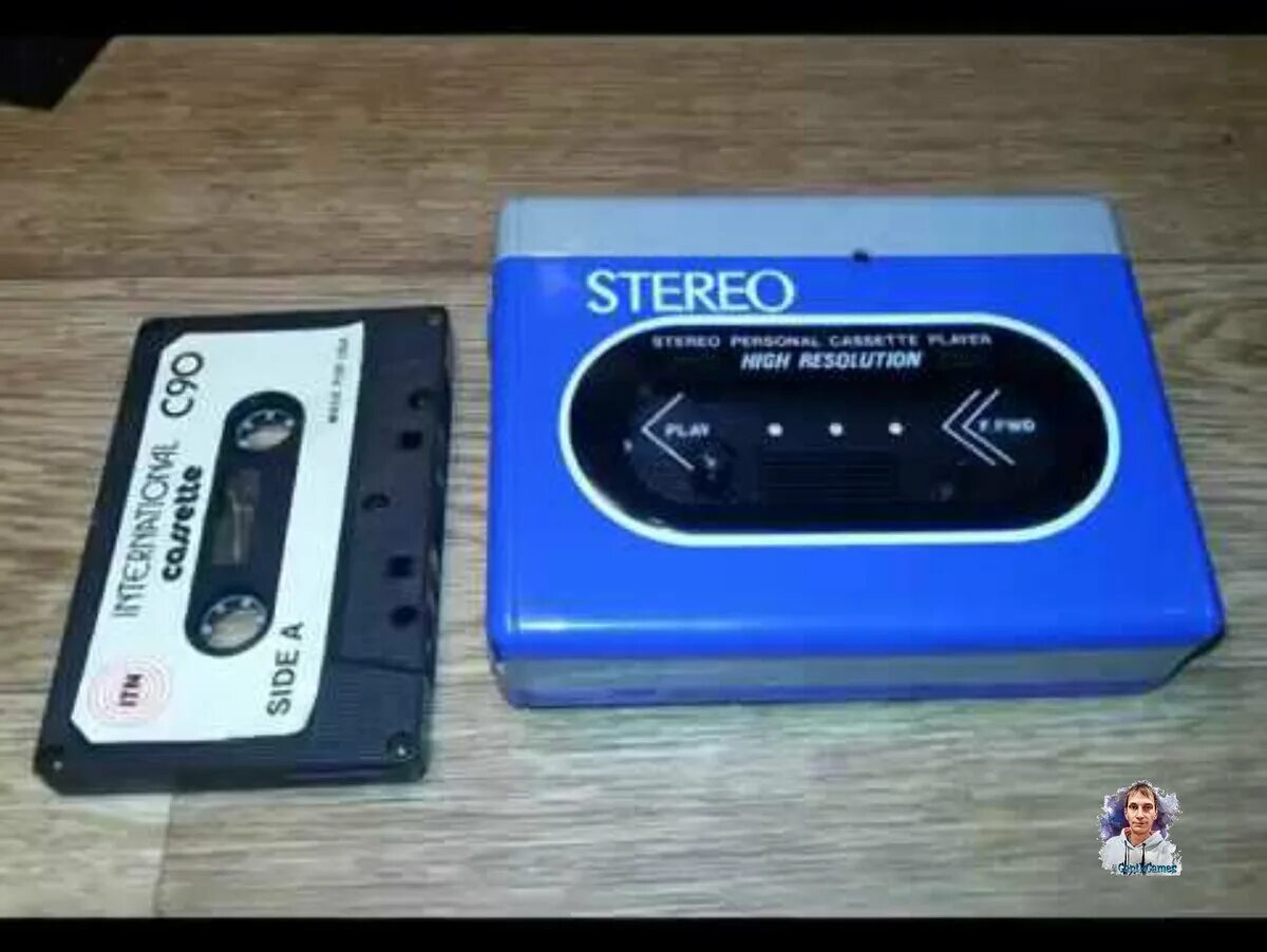Кассетный плеер атланта ат 752. Красный кассетный плеер stereo. Плеер кассетный 2000е. Кассетный плеер international stereo. Плеер кассетный сони 90.