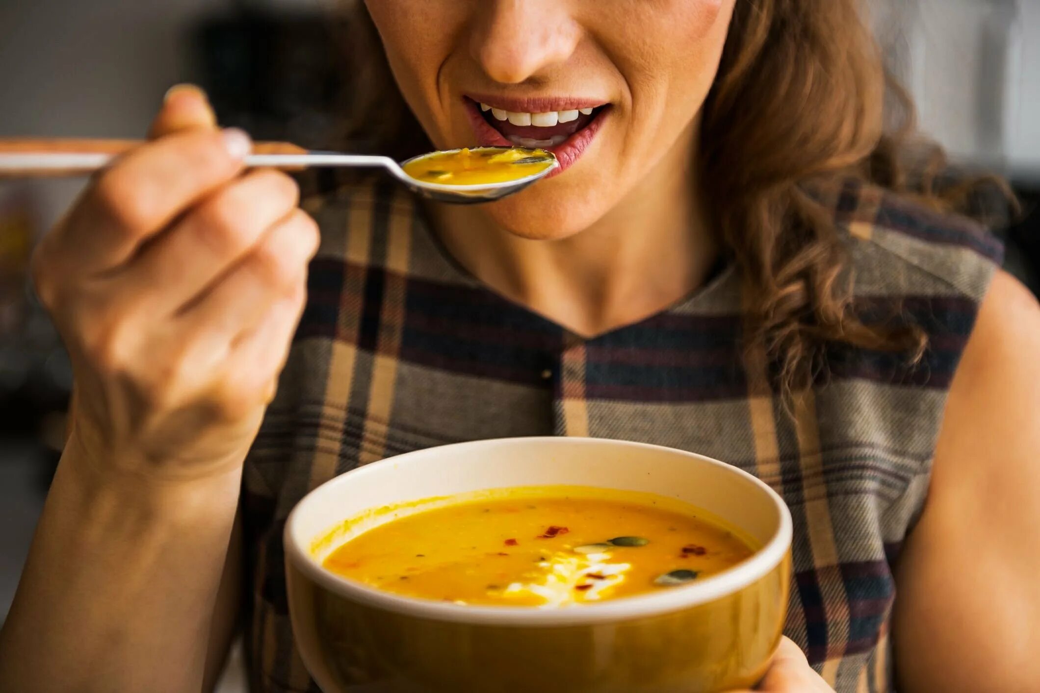 Ест суп. Девушка ест суп. Ест ложкой. Человек ест суп.