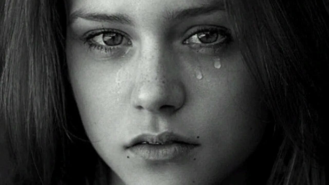 14 слез. Подросток плачет. Девушка плачет. Девочка подросток плачет. Заплаканное лицо девушки.