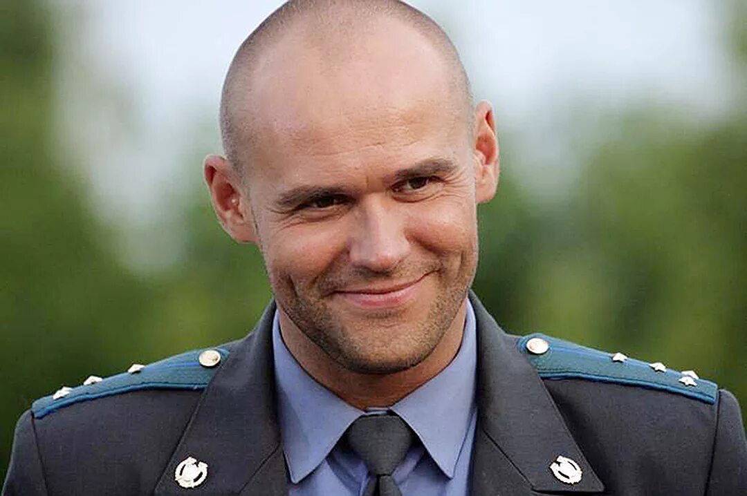 антон васильев в сериале невский. райан рейнольдс в фильме вне себя. брэдли купер limitless. сериал филин доктор\. алексей серебряков бандитский петербург.